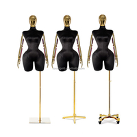 Maniquí de talla grande, modelo femenino, maniquí de fibra de vidrio con curvas, brasileño, Rosa profundo, medio cuerpo, ropa de mujer, maniquí con brazo dorado