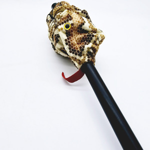 Baguette magique G0026 qui se transforme en serpent - Jouet farfelu pour faire rire et faire peur aux gens ! Accessoires de magie de close-up King Magic - Product Image 3