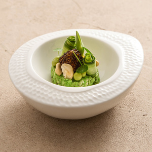 Plato de Cerámica Moderno Minimalista con Acabado Brillante en Forma de Huevo, Vajilla Blanca de Alta Gama para Hotel, Plato Artístico para Postre - Product Image 3