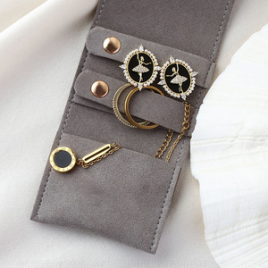 Organisateur de bijoux en microfibre de luxe avec logo personnalisé, pochette de voyage portable pour bijoux avec bouton pression pour bagues - Product Image 3