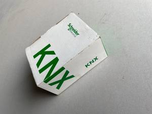 وحدة تحكم في التعتيم العالمية Mtn649330 رمادية فاتحة جديدة أصلية جاهزة للتسليم، مخصصة للأتمتة الصناعية وبرمجة PLC - Product Image 4