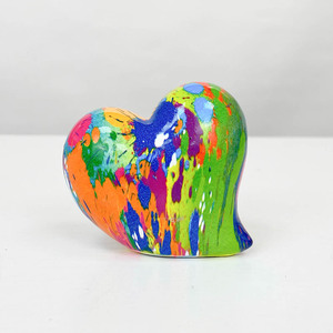 Factory Custom-made Resin Hand Painted Colorful Heart Shaped Figurine Fashion Home Tabletop Decoration Festival Business Gift