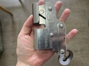 Einziehbares Vertikales Absturzsicherungssystem 8mm Edelstahl-Drahtseil-Auffanggerät Rettungsleine 300kg Tragkraft 4 D-Ringe - Product Image 4