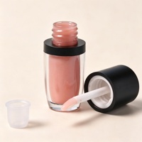 Gloss à lèvres liquide noir mat en tube conique, base épaisse transparente, applicateur à pointe inclinée blanche, rose poudré mauve, cosmétique OEM