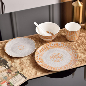 Meilleures ventes : Services de vaisselle de luxe européens en porcelaine fine (10 pièces) – Assiettes en céramique dorées et argentées pour mariages et dîners - Product Image 3