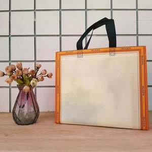 Bolsas de Compras Plegables Personalizadas de Tela No Tejida, Bolsas Creativas de Mano para Bebidas - Product Image 1