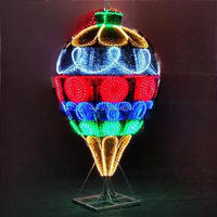 Große Vorbeleuchtete Weihnachtsbaum-Requisiten mit LED-Kugeln für Kommerzielle Einkaufszentren und Festliche Dekorationen
