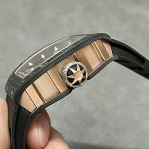 Reloj Tourbillon con Diseño de Esqueleto Samurai para Hombre 047, con Caja Tonneau de Fibra de Carbono, Reloj Mecánico Deportivo de Lujo para Hombre - Product Image 4