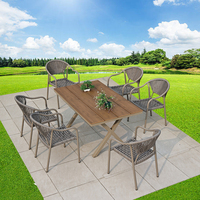 Ensemble de table et chaises de salle à manger d'extérieur moderne, structure en aluminium, résistant aux intempéries, coussins en bois disponibles pour les hôtels, les jardins, les écoles