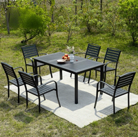 Ensemble de salle à manger d'extérieur moderne en WPC et aluminium, table et chaises pour cour, parc et balcon, meubles durables et imperméables