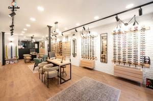 Meubles et vitrines sur mesure pour magasins d'optique |   Vitrines de luxe pour lunettes de soleil et solutions de mobilier d'intérieur pour la vente au détail - Product Image 5