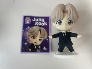 Artículo Popular: Figura Tiny Tan de Jung Kook de McDonald's x BTS Happy Meal, Artículos de Kpop de Corea del Sur, Figura de Jung Kook - Product Image 4
