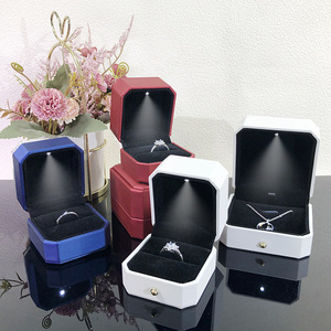 Boîte à bijoux en cuir PU personnalisée pour présentation, avec éclairage LED intégré, idéale pour bagues, pendentifs, bracelets et colliers – Vente en gros fabricant - Product Image 2