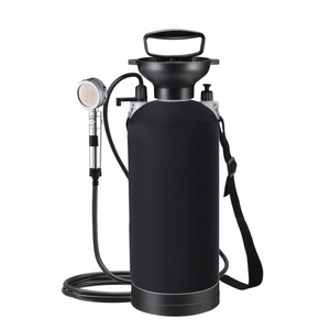 Juego de Rociadores de Ducha con 7 Modos de Rociado, Manguera Desmontable de Plástico y Capacidades Variables de 3L y 10L para Acampar, Hacer Senderismo y Bañar Mascotas - Product Image 1