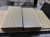 Panneau acoustique en bois à lattes, placage chêne naturel, MDF, insonorisant, Akupanel pour hôtel, bureau, mur, plafond