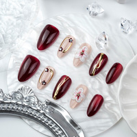 Ongles press-on de qualité supérieure, 30 pièces, rouge cerise, courts, en forme d'amande, dorés, avec motifs floraux en relief et petits strass, fabriqués à la main