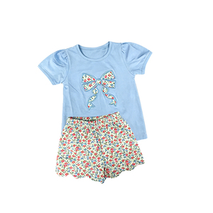 Nouveaux styles d'ensembles de vêtements pour petites filles : T-shirt décontracté d'été à motifs floraux et nœuds, avec bords festonnés courts, pour sœurs - Product Image 3