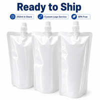 Pochette souple blanche de 250 ml avec bec verseur, personnalisable avec logo, de qualité alimentaire, écologique, pour l'emballage de jus, boissons et liquides.