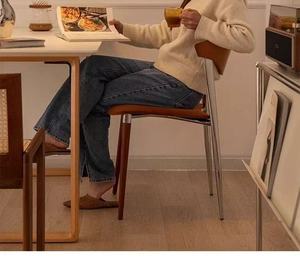 เก้าอี้ทานข้าวสไตล์นอร์ดิกเรโทร โครงโลหะหุ้มผ้าสักหลาด ดีไซน์เรียบง่าย สำหรับเฟอร์นิเจอร์บ้าน  ได้รับความนิยมในโลกออนไลน์ - Product Image 5