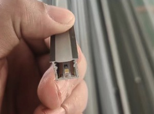 Feu de profil encastré à LED <span class=keywords><strong>en</strong></span> alliage d'<span class=keywords><strong>aluminium</strong></span> personnalisé Indice IP64 Profil <span class=keywords><strong>en</strong></span> <span class=keywords><strong>T</strong></span> Couleurs <span class=keywords><strong>blanc</strong></span>/noir Montage <span class=keywords><strong>en</strong></span> surface Longueur personnalisable - Product Image 3