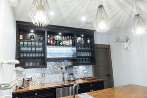 Meuble de bar à espresso foncé sur mesure CANA en gros avec porte en verre texturé et unités murales intégrant un casier à vin - Product Image 5