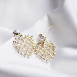 Boucles d'oreilles pendantes en forme de cœur plaquées or avec perles d'imitation, bijoux de mariage pour femmes, style romantique, boucles d'oreilles en alliage de zinc - Product Image 6