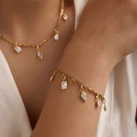 Ensemble collier et bracelet avec pendentif géométrique en acier inoxydable plaqué or 18 carats et zirconiums cubiques, hypoallergénique, délicat et minimaliste, pour femmes.