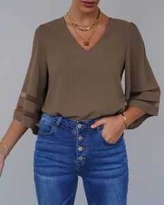 Blusa de mujer con cuello en V y paneles de malla, manga 3/4 acampanada, estilo holgado - Product Image 2