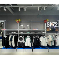 Étagères de présentation pour vêtements et équipements sportifs, panneau arrière en métal, présentoirs personnalisables, armoires de présentation pour magasins, salle d'exposition