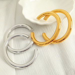 สร้อยข้อมือสแตนเลสสตีลแฟชั่นสำหรับผู้ชายสร้อยข้อมือชุบทองเรียบเครื่องประดับระดับพรีเมี่ยม - Product Image 3