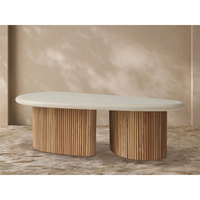 Table basse d'extérieur moderne |   Base cannelée en teck recyclé |   Top asymétrique composite confortable pour la cour, résistant aux intempéries