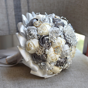 Bouquet de mariée romantique avec roses et broche, roses en satin faites à la main - Product Image 4
