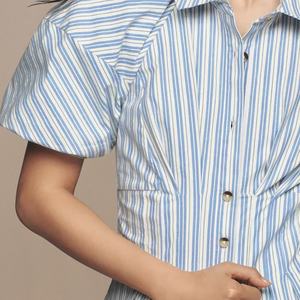 เดรสสั้นปรับแต่งได้ ดีไซน์หรูหรา สไตล์ลำลองสำหรับผู้หญิง ชุดเดรสฤดูร้อน กระดุมแถวเดียว ปกเสื้อแบบอ่อนโยน ลายทาง มีกระเป๋า สีธรรมชาติ - Product Image 4