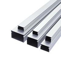 Goulotte carrée personnalisable en alliage d'aluminium pour câbles, cheminée de câblage solide pour applications résidentielles et commerciales (bureaux)