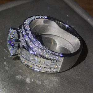 F1346 Anello di Fidanzamento di Lusso per Donna con Diamante Taglio Brillante Rotondo Colore D Naturale Diamante Bianco Fascia in Oro 18K - Product Image 3