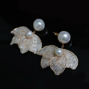 Pendientes de Perlas y Flores de Encaje Hechos a Mano, Artesanía Italiana en Encaje, Oro de 14K Importado de EE. UU., Perla Natural de Agua Dulce - Product Image 1