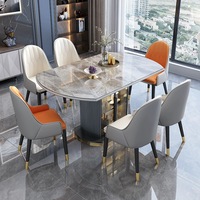 Tables à manger rondes modernes de designer avec plateau en marbre et base de rangement créative en verre pour salle à manger de luxe.