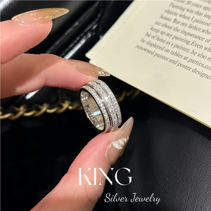 Anillo de Diamantes Blancos King Silver Jewelry, Plata de Ley S925 Chapada en Oro, Engaste de Canal Giratorio, Unisex, Uso Diario - Product Image 1