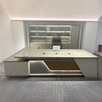 Bureau de direction de luxe en forme de L avec éclairage LED dissimulé dans le panneau frontal et armoire de classement latérale indépendante
