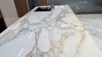Îlot de cuisine en pierre naturelle de luxe italienne blanche, avec comptoir en marbre Calacatta Gold, idéal pour baignoire et carrelage de sol