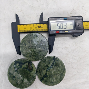 Venta al por mayor de piezas redondas de jade Xiuyan [boho] de gran demanda, cristal, atracción de la riqueza, piedra decorativa, virutas de piedra en bruto talladas - Product Image 5