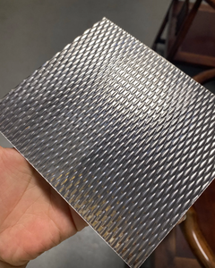 SUS304ステンレス鋼チェッカープレートプレスシート（小粒米状突起付き）0.5mm冷間圧延装飾用 - Product Image 1