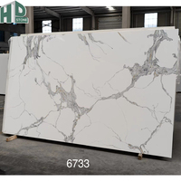 Dalle de quartz Calacatta 6733 résistante aux taches, aux rayures et à la chaleur, avec veines grises, en quartzite blanc, pour plan de travail de cuisine et projets de construction
