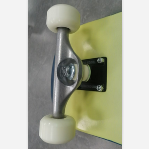 Patineta Completa de 7 Capas de Madera de Arce para Deportes Extremos y Uso al Aire Libre - Product Image 4