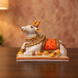 Statue de Taureau Nandi en Résine Faite à la Main par Nirmala Handicrafts, Détails Décoratifs Traditionnels, Idole Religieuse Hindoue pour Temple et Maison - Product Image 1