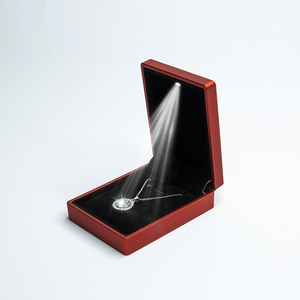 Boîte à bijoux LED EVERWIN, élégante boîte de rangement pour bijoux rectangulaire avec couvercles en bleu, rouge et noir pour la présentation de colliers et de pendentifs - Product Image 2