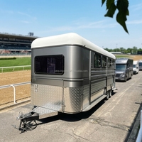 Remorque pour chevaux de haute qualité 3HAL-L900, chargement incliné, avec porte de caravane couleur personnalisée et moustiquaire.