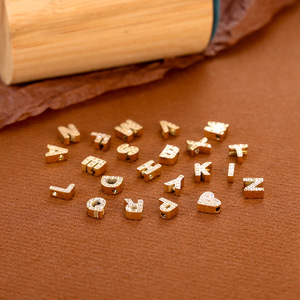 Abalorio Deslizante con Inicial Incrustada |   Abalorio de Letra del Alfabeto Chapado en Oro PVD de 18K con Incrustaciones de Diamantes de Imitación en Acero Inoxidable |   Impermeable e Hipoalergénico - Product Image 3