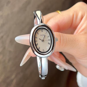 Reloj de Pulsera Ovalado Vintage para Mujer con Esfera Romana, Minimalista, Elegante, de Cuarzo, para Navidad, Estilo Moderno - Product Image 6