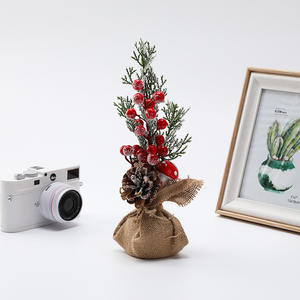 Nouvelle mini décoration de Noël pour bureau, arbre de Noël miniature avec pommes de pin et baies rouges en coton, centre de table festif pour bureau, chambre à coucher - Product Image 6